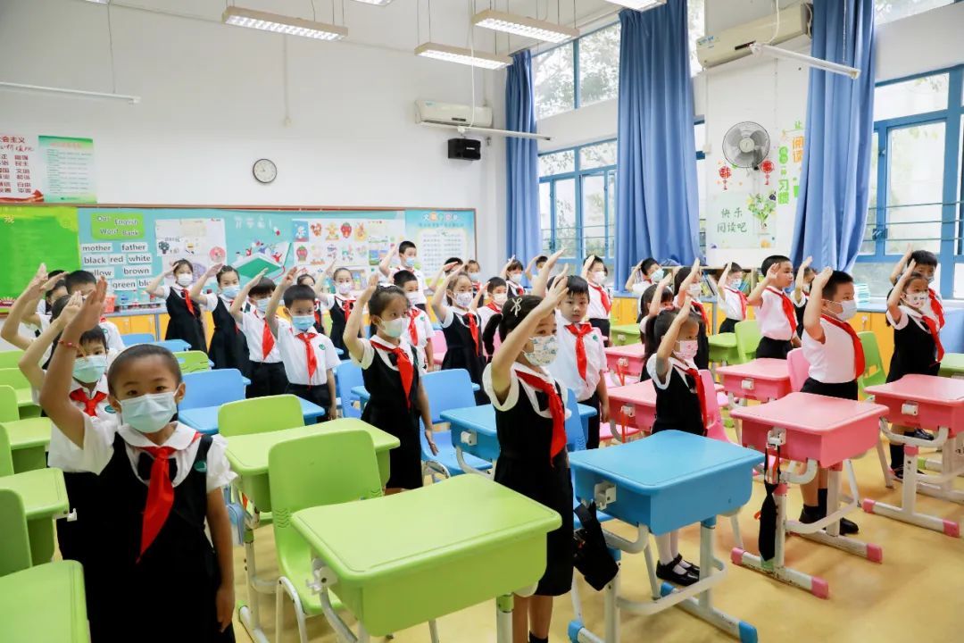 “今天，我们成为光荣的少先队员啦！”