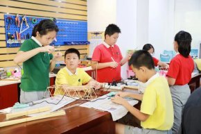 落实“双减”要求 优化课后服务Good after-school sevice under "Double Deduction"