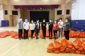 家校齐动员 新书“宅急送”