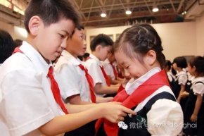 我校一年级小朋友光荣入队啦！