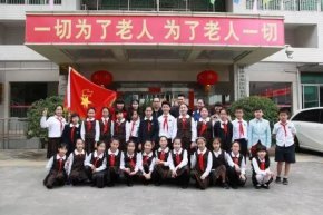 “爱心天使”给福利中心老人送快乐