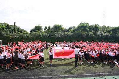 我校庆祝建国60周年唱响红色经典