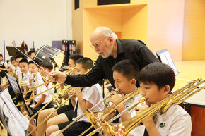 维也纳音乐大师进校园A well-known conductor from Vienna came to our campus