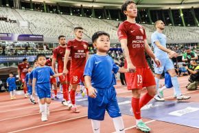 牵手球童初体验！小金靴足球队亮相中超赛场