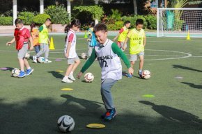 我们的快乐足球课 Fun soccer classes