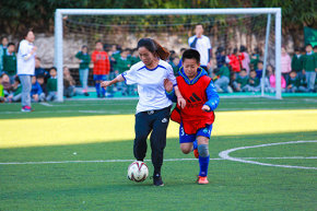 师生足球友谊赛 绿茵场上展风采
