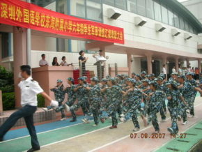 我校六年级开展军训活动